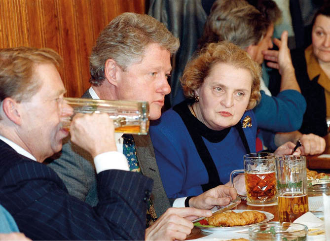  R - USA, Z pobytu americk ho prezidenta Billa Clintona v Praze, Prezident R V clav Havel a americk  prezident Bill Clinton v hospod  U zlat ho tygra, vpravo velvyslankyn  USA p i OSN Madeleine Albrightov  (V.Havel pije pivo)---Czech President Vaclav Havel, U.S. President Bill Clinton and U.S. ambassador to the United States Madeleine Albright, from left, at the Golden Tiger pub in Prague on January 11, 1994.  CTK Photo